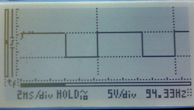 Die Frequenz mit dem Cursor gemessen ergibt 94,33Hz. Daraus folgt bei 5 Impulsen/Umdrehung eine Leerlaufdrehzahl von 1131U/Min