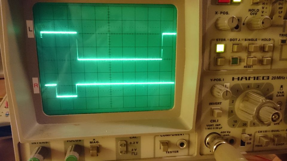 - bei Stufe 1 = 20% fotografiert<br />- oben: 20% PWM des PCU (bei ~920 ms CycleTime)<br />- unten: SIxO-GPO0-Impuls für PCU-Taste (~150 ms low-active)<br />- Tastenimpuls im Detail nachgemessen: low  ~0,1 V, high ~4,9 V